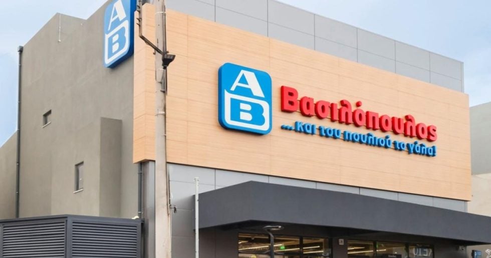 Ο AB Βασιλόπουλος απλώνει «δίχτυα» στις Κυκλάδες: Εξαγορά τριών καταστημάτων στη Σαντορίνη